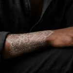 tatouage blanc sur peau noir